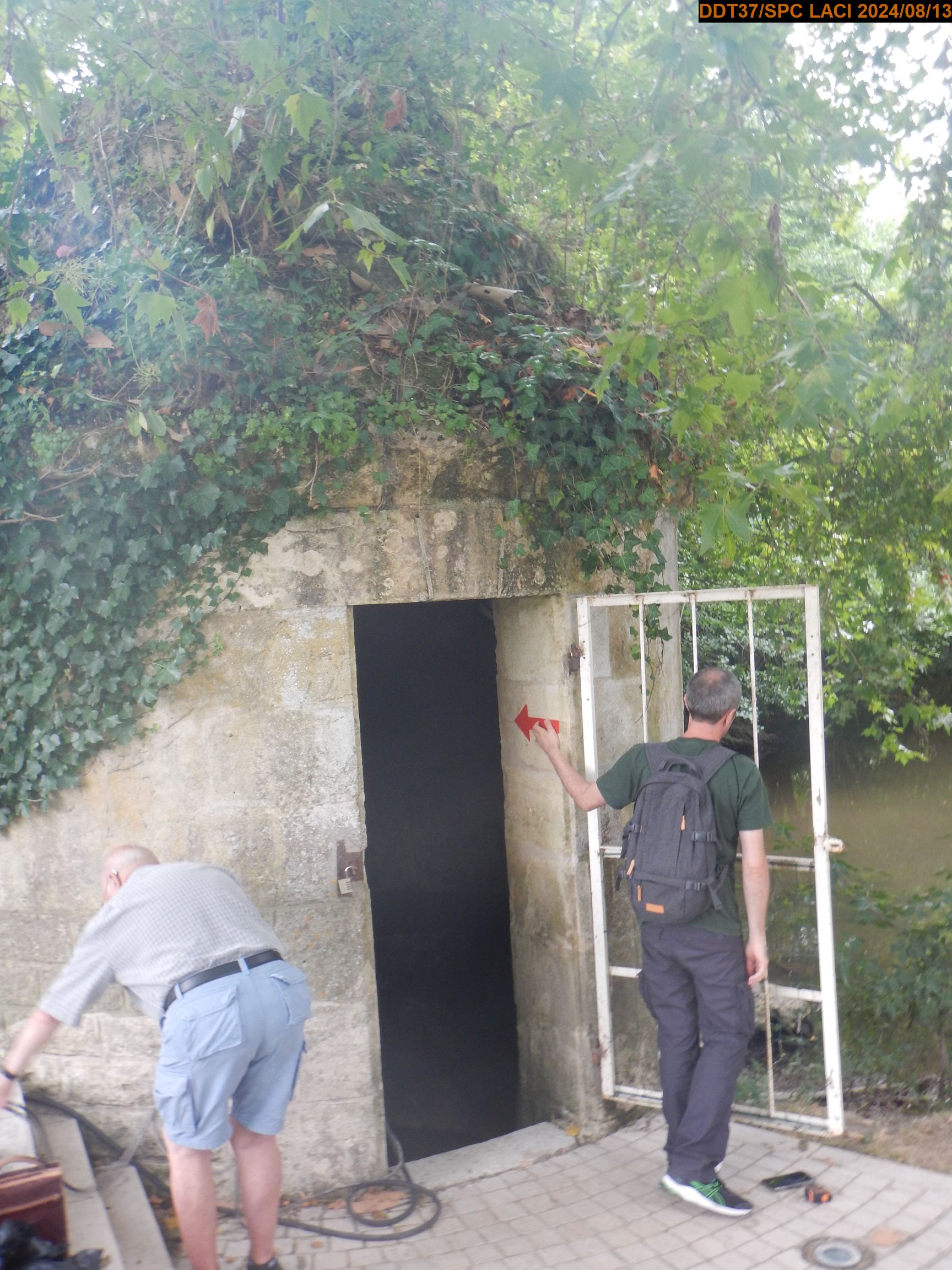 Vue du site en 2024, avec le repère de la crue de 1937